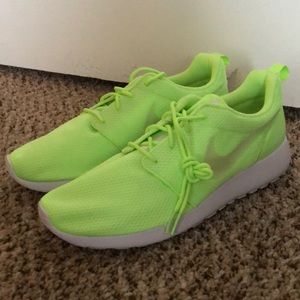 Nike women’s Rosche size 8